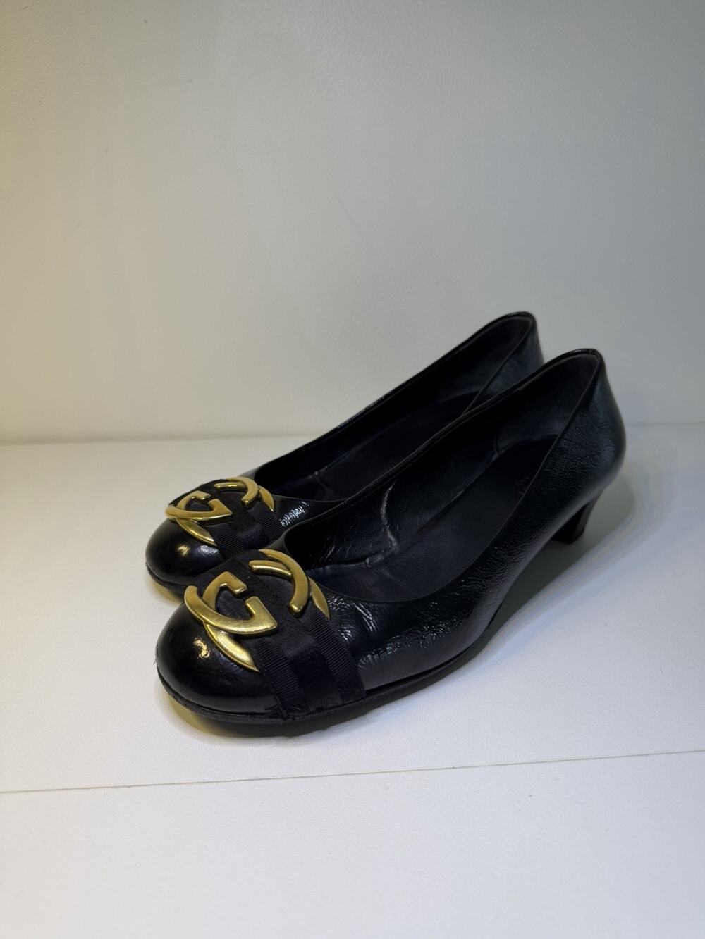 True VTG Gucci Black Patent Leather GG Logo Kitten Heels 38 “Long Life” 80s 90s
